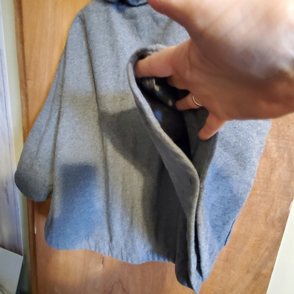 Banana republic.  Women's sz xs poncho wool cape. Detachable hood. Grey. - Picture 10 of 16